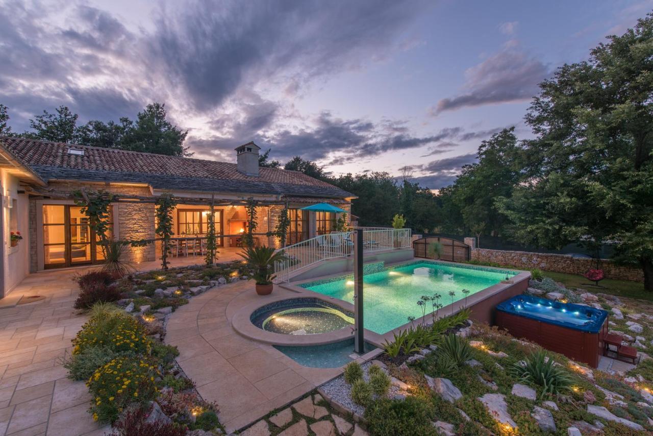 Family Villa Lipica With Private Pool And Jacuzzi Pazin Exteriör bild